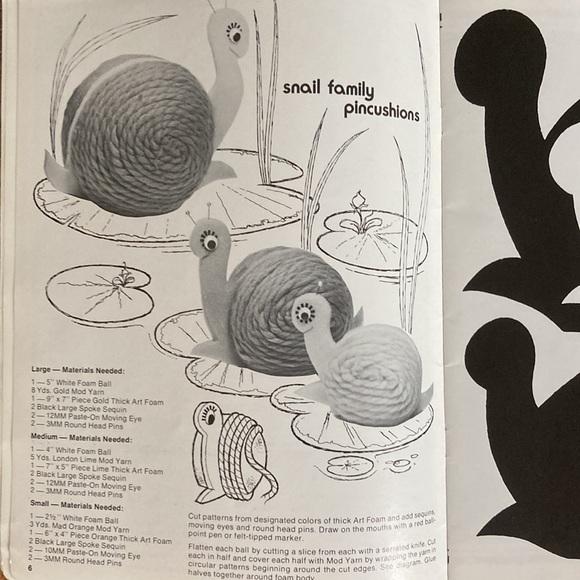 Pair of kitschy vintage 1970s crafting booklets - mod world crafts and macramé - Picture 6 of 10